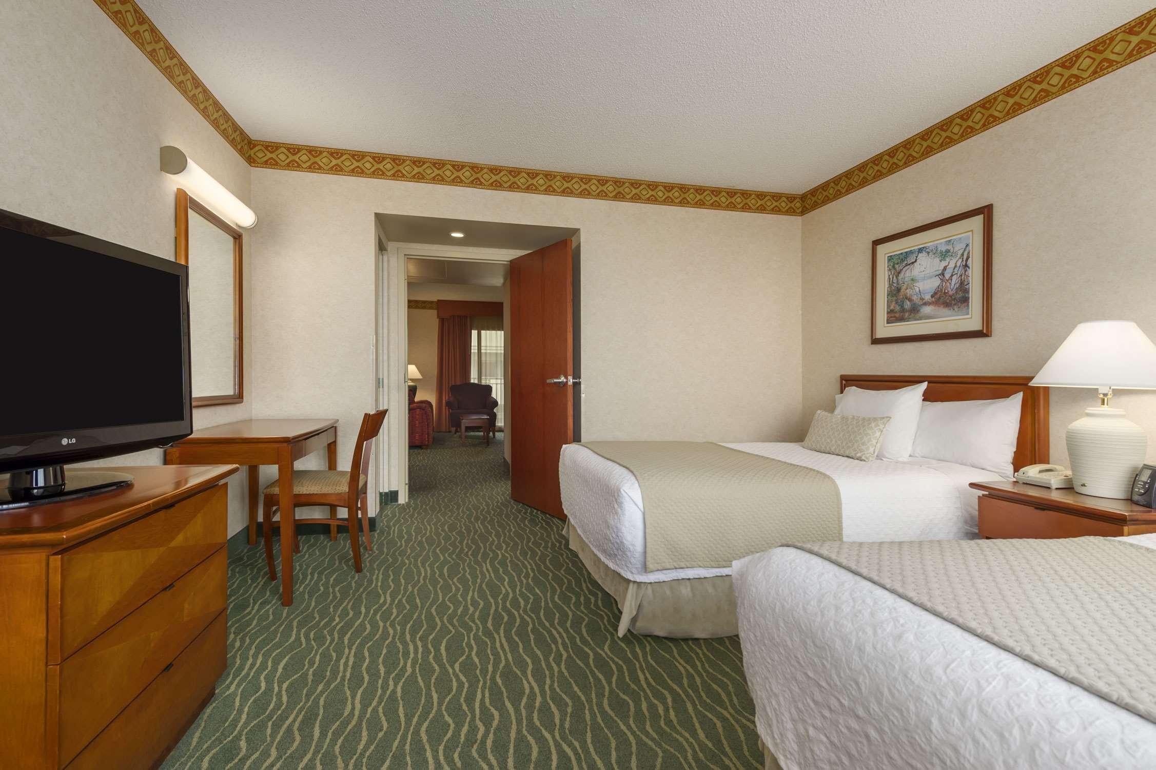 Embassy Suites Tampa - USF / Busch Gardens Exterior foto