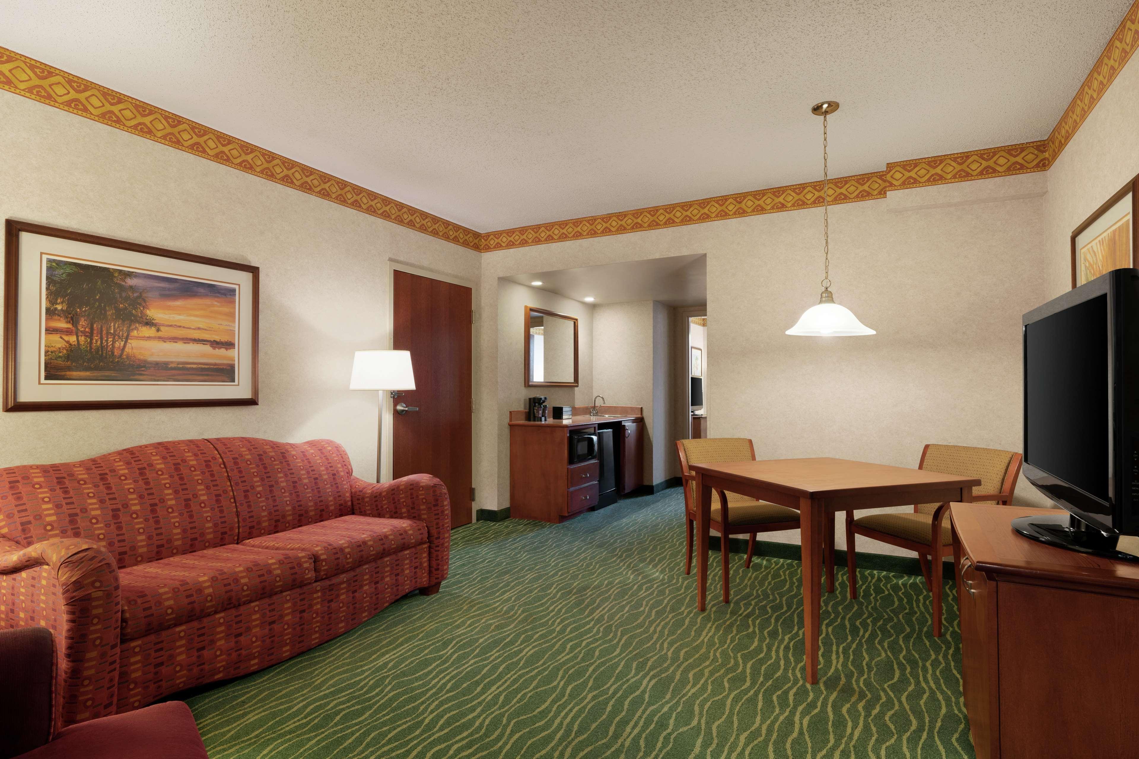 Embassy Suites Tampa - USF / Busch Gardens Exterior foto