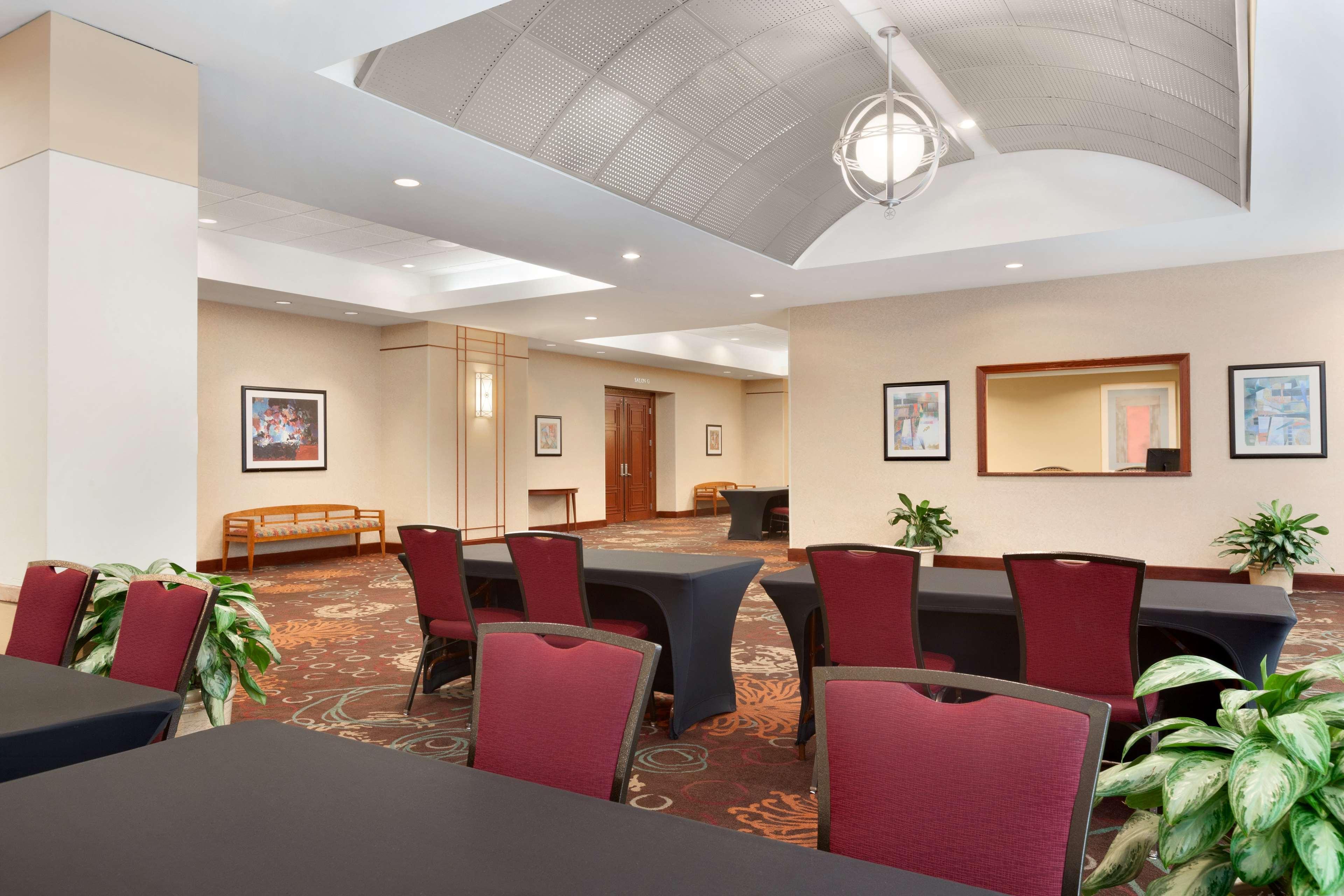 Embassy Suites Tampa - USF / Busch Gardens Exterior foto
