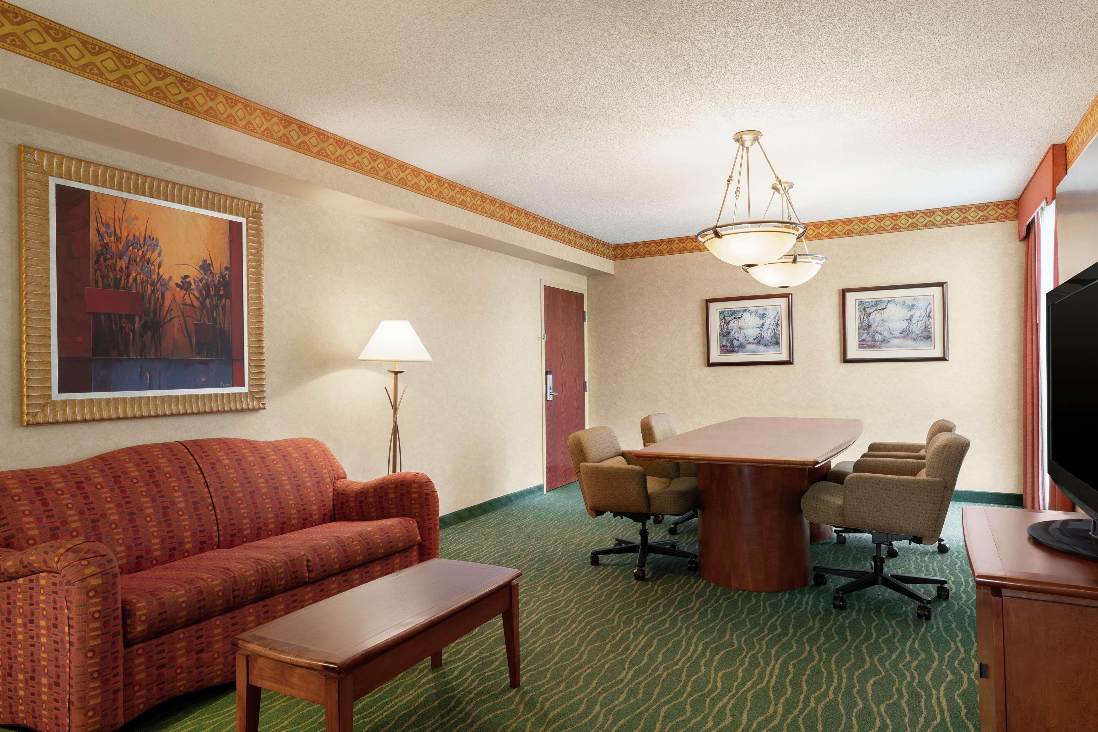Embassy Suites Tampa - USF / Busch Gardens Exterior foto