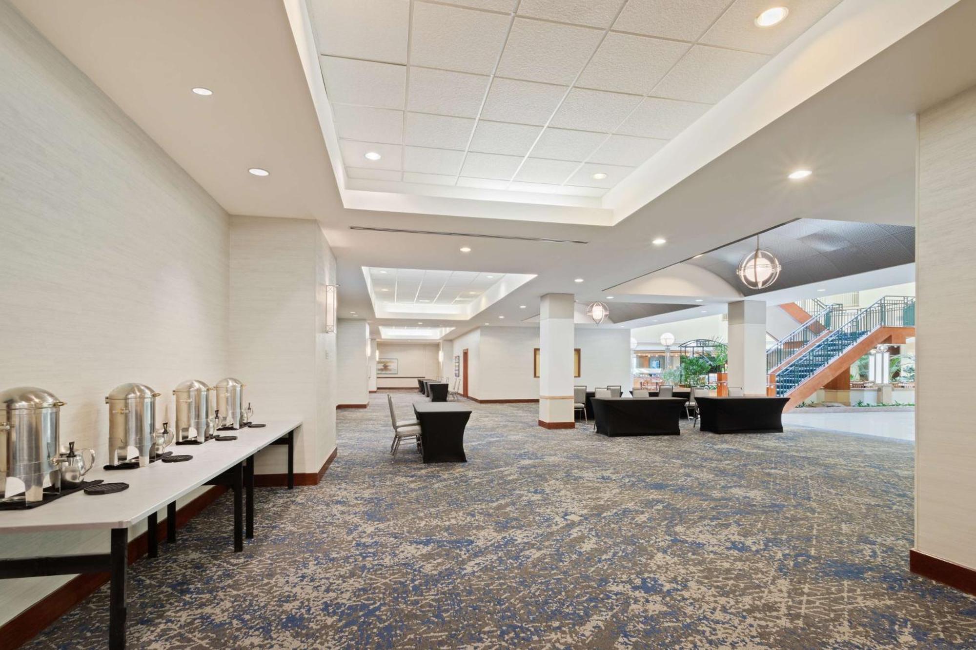 Embassy Suites Tampa - USF / Busch Gardens Exterior foto